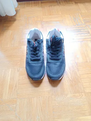 Zapatillas de paseo Mustang negras y naranjas