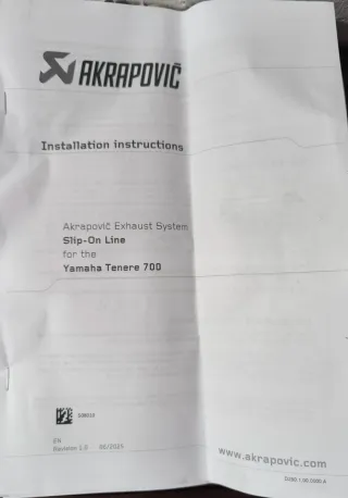 Escape Akrapovic Yamaha Tenere 700 en color negro