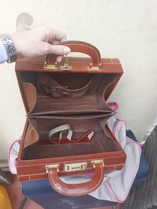 Maletín de cuero marrón