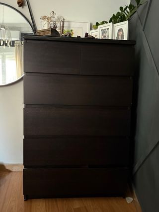 Cómoda Malm IKEA oscura