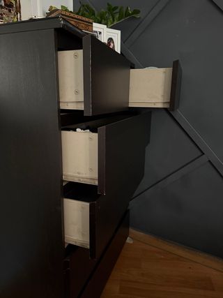 Cómoda Malm IKEA oscura