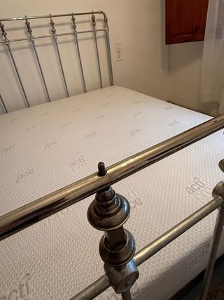 Estructura de cama de hierro antigua