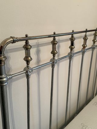 Estructura de cama de hierro antigua