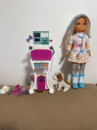 Nancy veterinaria con clínica y perro