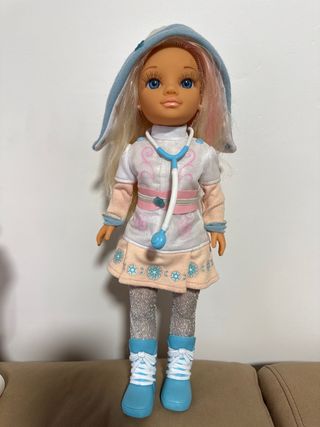 Nancy veterinaria con clínica y perro