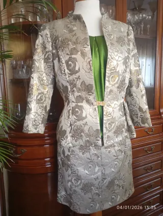 Traje de 3 piezas: chaqueta , falda y blusa.