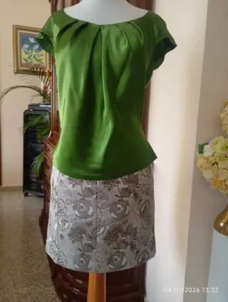 Traje de 3 piezas: chaqueta , falda y blusa.