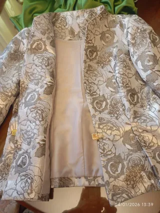 Traje de 3 piezas: chaqueta , falda y blusa.