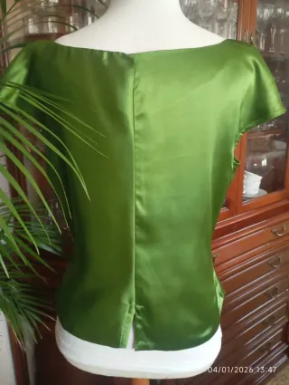Traje de 3 piezas: chaqueta , falda y blusa.