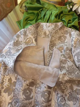 Traje de 3 piezas: chaqueta , falda y blusa.