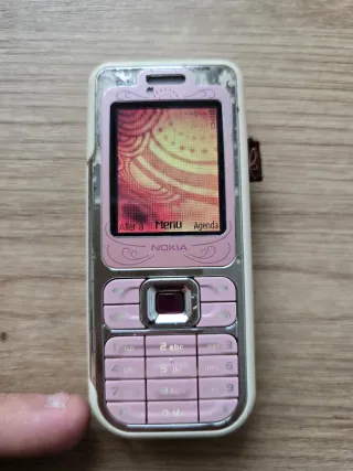 Nokia 7360 en color rosa.