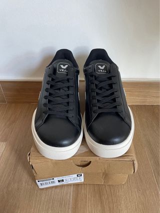 Zapatillas Veja Negras y Blancas