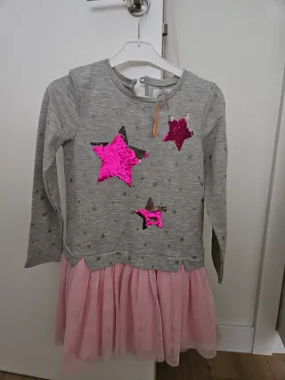 Vestido gris con estrellas fucsia y tul