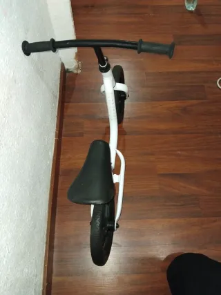 Bicicleta infantil sin pedales blanca
