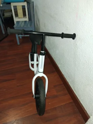 Bicicleta infantil sin pedales blanca