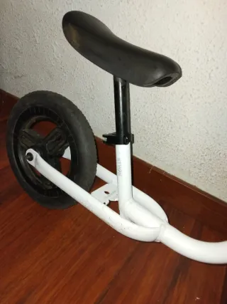 Bicicleta infantil sin pedales blanca