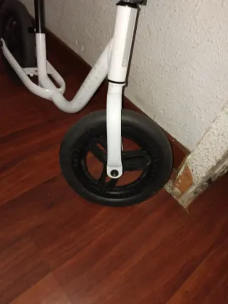 Bicicleta infantil sin pedales blanca