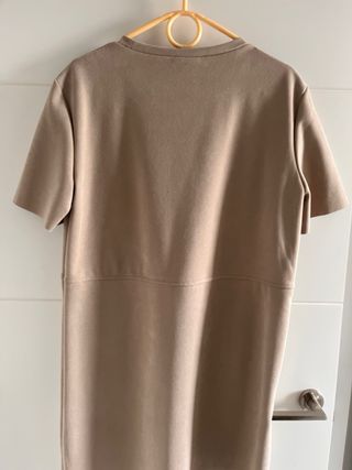 Vestido beige con pañuelo estampado
