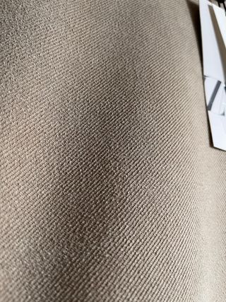 Vestido beige con pañuelo estampado