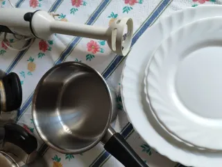 Tazas, batidora, cazuelas, vasos