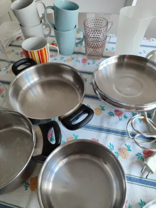 Tazas, batidora, cazuelas, vasos