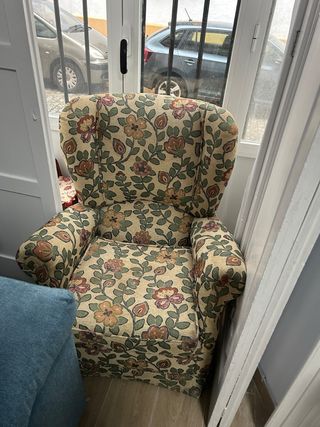 Sillón de tela estampado floral