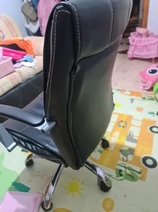 Silla de escritorio negra con detalles plateados