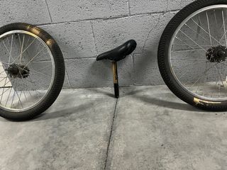 Sillín BMX Negro , ruedas y pinza de freno