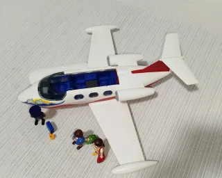 Jet Playmobil con figuras y accesorios
