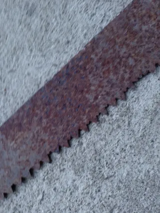 Serrucho antiguo de madera y metal