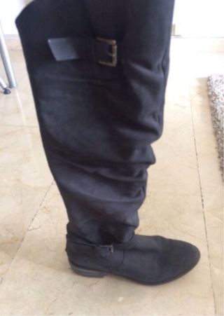 Botas altas de piel negras con cremallera