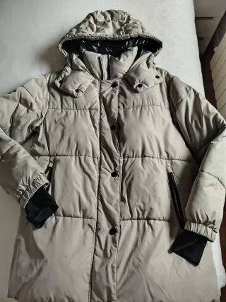 Abrigo acolchado beige con capucha