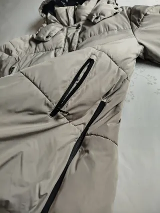 Abrigo acolchado beige con capucha