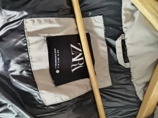 Abrigo acolchado beige con capucha