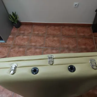 Camilla de polipiel con sólo 2 usos.