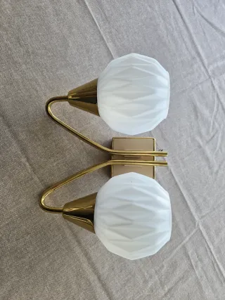 Aplique de pared Art Decó dorado y cristal.