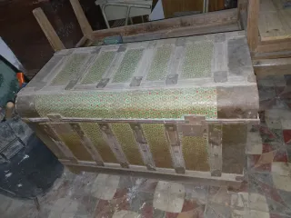 Baúl antiguo de metal y madera
