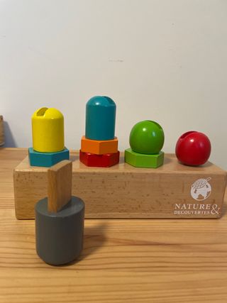Juguete Montessori para enroscar