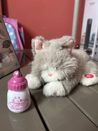 Gato peluche Imaginarium con biberón