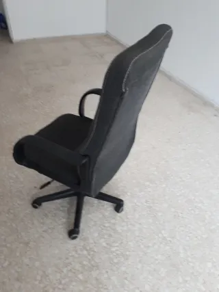 Sillón de oficina negro y gris