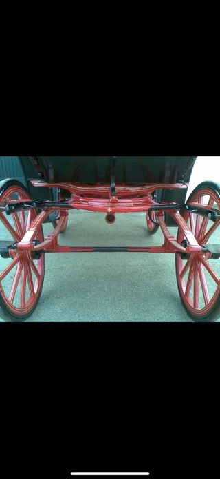 Coche de caballo clásico negro y rojo modeloMirlot