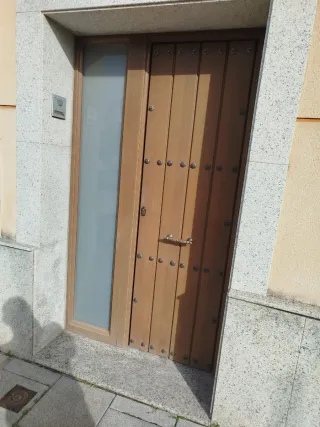 Puerta de entrada aluminio con cristal. 1,28*2,20
