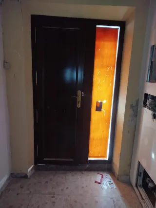 Puerta de entrada aluminio con cristal. 1,28*2,20