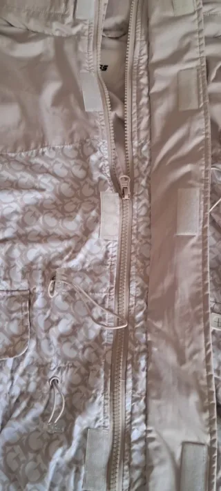 Conjunto deportivo Guess beige y blanco