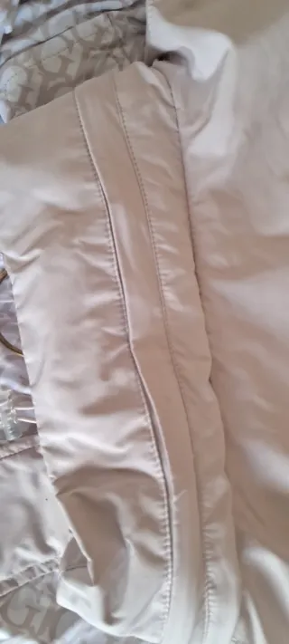 Conjunto deportivo Guess beige y blanco