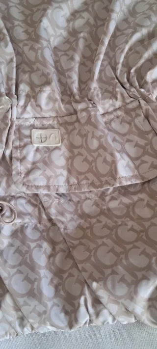 Conjunto deportivo Guess beige y blanco