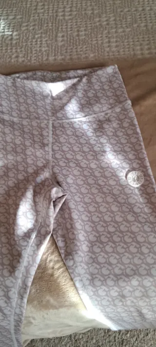 Conjunto deportivo Guess beige y blanco