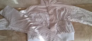 Conjunto deportivo Guess beige y blanco