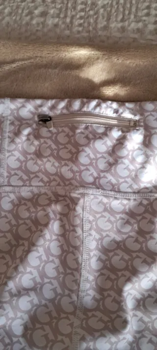 Conjunto deportivo Guess beige y blanco