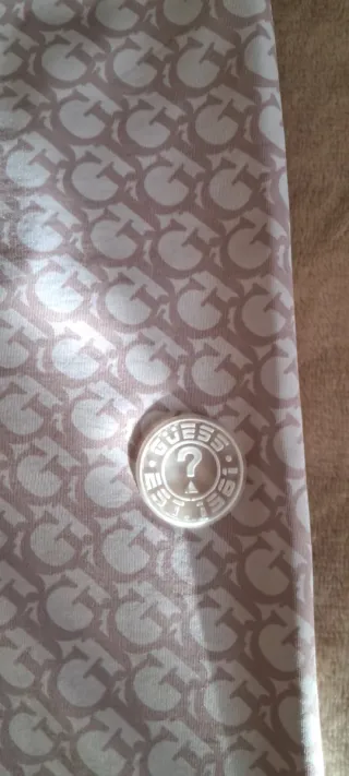 Conjunto deportivo Guess beige y blanco